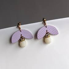 Earring style for heart-shaped woman.