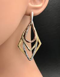 Earring style for rectangular face shape woman.