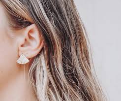 Earring style for oval face shape woman.