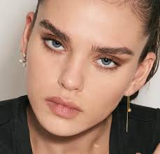 Earring style for round face shape woman.