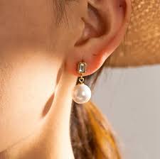 Earring style for square face shape woman.